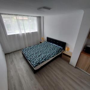 1 dormitorio con 1 cama en una habitación con ventana en Szary Domek 2, en Wieprz
