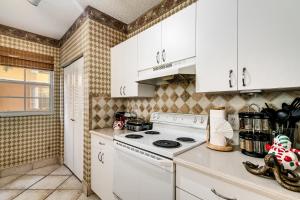 Kuchyň nebo kuchyňský kout v ubytování Wonderful 3 Bedroom Condo in the Heart of Aventura