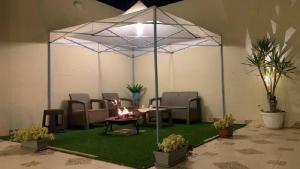 ein Zelt mit einem Tisch und einem Kamin in einem Zimmer in der Unterkunft ذكريات الصيف in Ta'if