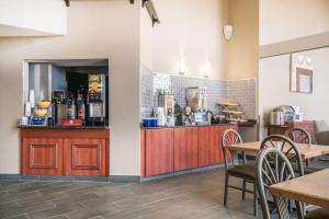 un bar dans un restaurant avec des tables et des chaises dans l'établissement Days Inn & Suites by Wyndham Wausau, à Wausau