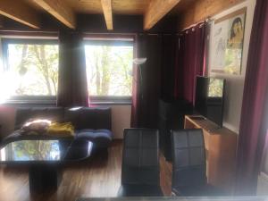 un soggiorno con un divano e una finestra di FLATS 2 RENT a Imst