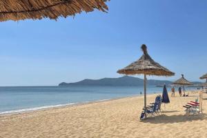 una spiaggia con sedie e ombrellone e l'oceano di Beachfront House Kabila 1 a Tétouan
