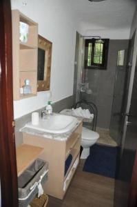 bagno con lavandino e servizi igienici di Beachfront House Kabila 1 a Tétouan