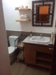 bagno con lavandino, servizi igienici e specchio di Beachfront House Kabila 1 a Tétouan