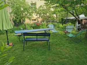 a ping pong table and chairs in a yard at Gundis Gästezimmer in Bamberg