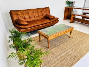 NazaretにあるRefugio de Luz y Tranquilidad en Nazaretのリビングルーム(革張りのソファ、コーヒーテーブル付) +15枚の写真