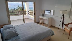 una camera con letto e vista su un balcone di Nireas Villa a Paphos