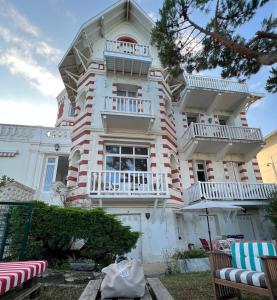 een groot wit gebouw met balkons erop bij FALAISE DE PONTAILLAC in Vaux-sur-Mer