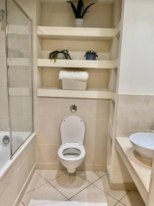 a bathroom with a toilet and a sink at Central London Large 1 Bed flat with Balcony in London