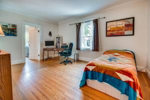 1 dormitorio con 1 cama y escritorio con ordenador en Pet-Friendly Fort Thomas Vacation Rental with Deck!, 
