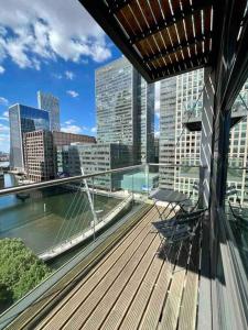 uma varanda com 2 cadeiras e vista para a cidade em Central London Large 1 Bed flat with Balcony em Londres