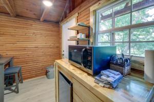 una cocina con microondas en una barra en una cabaña en Cozy Cabin with Direct ATV Trail Riding and Mtn Views!, en Caryville