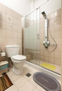 スパルティにあるCentral Cozy Apartmentのトイレとシャワー付きのバスルーム +5枚の写真