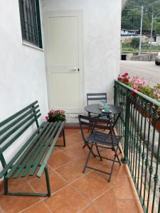 拉維羅的住宿－The White Mulberry Tree，阳台的绿色长凳和桌子