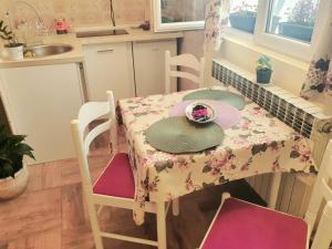 una pequeña cocina con mesa con 2 sillas y mesa en Vilin konjic en Arilje