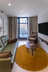 un salon avec un canapé et une table dans l'établissement La Casa de las Flores, à Carthagène