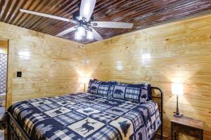 Schlafzimmer mit einem Bett und einem Deckenventilator in der Unterkunft Huntsville Vacation Rental with Hiking and ATV Trails! in Caryville