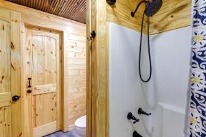 uma casa de banho com um chuveiro e um WC. em Huntsville Vacation Rental with Hiking and ATV Trails! em Caryville