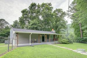 uma pequena casa com um alpendre e um quintal em Huntsville Vacation Rental with Hiking and ATV Trails! em Caryville