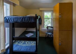 Postel nebo postele na pokoji v ubytování HI Penticton - Hostel