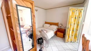 Postel nebo postele na pokoji v ubytování Coco Mango Suites