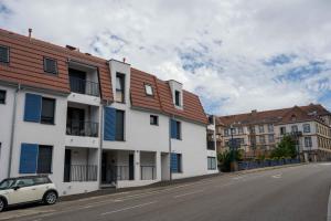biały samochód zaparkowany przed budynkami w obiekcie Superbe Loft Center of Saverne Bike Parking w mieście Saverne