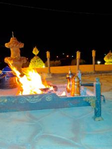 eine Feuerstelle im Schnee bei Nacht in der Unterkunft Little Petra Heritage Village in Wadi Musa