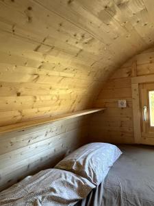 a bedroom in a wooden cabin with a bed in it at CAMPING ANIMAL KING in Esnandes