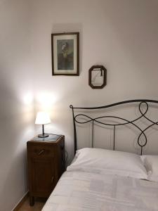 1 dormitorio con 1 cama y 1 mesa con lámpara en Il Poggiolo ai Casini, en Scopeti