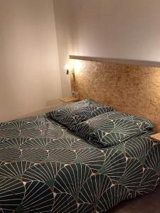 une chambre avec un lit avec deux oreillers dessus dans l'établissement Petite maison de campagne, à Castillon-de-Castets