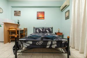sypialnia z łóżkiem w pokoju w obiekcie Central Cozy Apartment 2 w mieście Sparta
