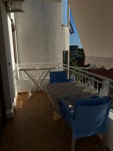 uma varanda com uma mesa e cadeiras num edifício em Hotel Egli em Velipojë