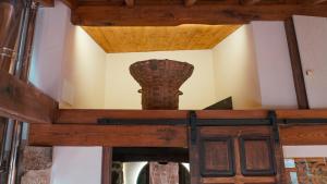 un techo de madera con un jarrón encima en Casa la Trinidad - Ribeira Sacra, en Nogueira de Ramuín