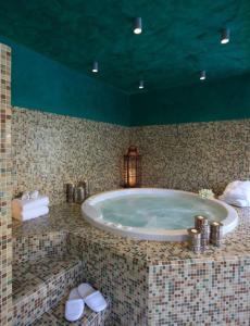 uma casa de banho com uma grande banheira num quarto em Doncella Beach , Zeus apartamento con increíbles vistas al mar em Estepona