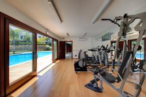 um ginásio com máquinas de cardio e uma piscina em Doncella Beach , Zeus apartamento con increíbles vistas al mar em Estepona