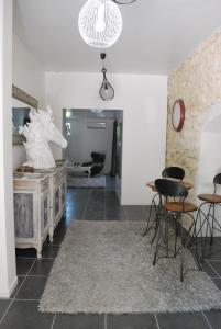 - un salon avec une table et des chaises dans l'établissement Bastide De La Lézardière, à Fontaine-de-Vaucluse