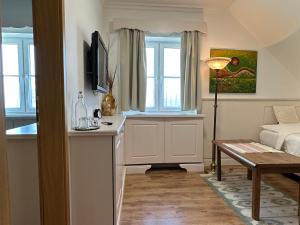 una sala de estar con un sofá y una mesa en Penzión TOKAJ MACIK WINERY Guesthouse, en Malá Tŕňa