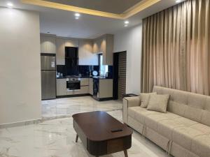 Kuchyň nebo kuchyňský kout v ubytování Oqdeh Delux Apartments