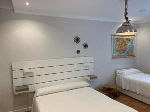 1 dormitorio con 2 camas y vestidor en Amplio y moderno apartamento en Valladolid en Valladolid
