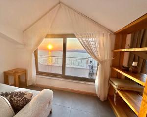 Zimmer mit einem Fenster und Meerblick in der Unterkunft Ece Hotel Sovalye Island in Fethiye