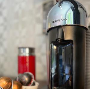 Příslušenství pro přípravu čaje a kávy v ubytování Artisan Suites on Bowen