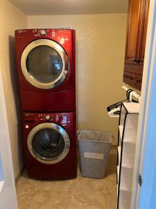 een wasmachine en een droger in de keuken bij Poolside Paradise & Beach Bound in Seminole