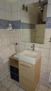 y baño con lavabo, ducha y espejo. en Résidence Baie de Seine en Le Havre
