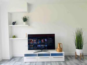 En tv och/eller ett underhållningssystem på Luxurious modern new built 4 bedrooms