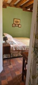 Dormitorio pequeño con cama y mesa en Cottages et B&B de Troussay, en Cheverny