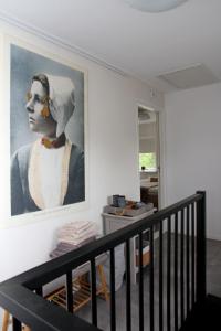 Ein Bild eines Mannes, der an einer Wand hängt. in der Unterkunft Appartement Mooi Plekje Vlissingen in Vlissingen
