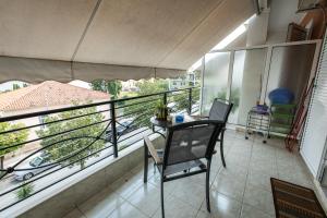 balkon z dwoma krzesłami i stołem w obiekcie Central Cozy Apartment 2 w mieście Sparta +5 zdjęć
