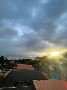 vista sul tramonto sui tetti degli edifici di Casa em Ilha Grande - João da Mariana ad Angra dos Reis