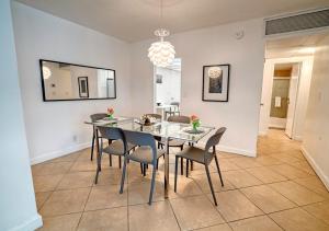 comedor con mesa y sillas en Miami Hollywood 2 Bedroom Garden View 001-21mar, en Hollywood