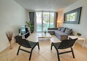 sala de estar con sofá, mesa y sillas en Miami Hollywood 2 Bedroom Garden View 001-21mar, en Hollywood